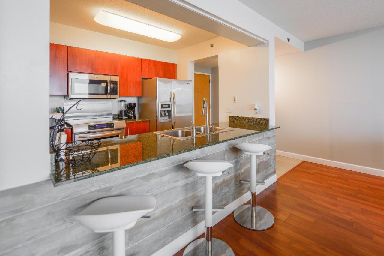 Spectacular 3 Bd Direct Ocean Balcony View Apartment *