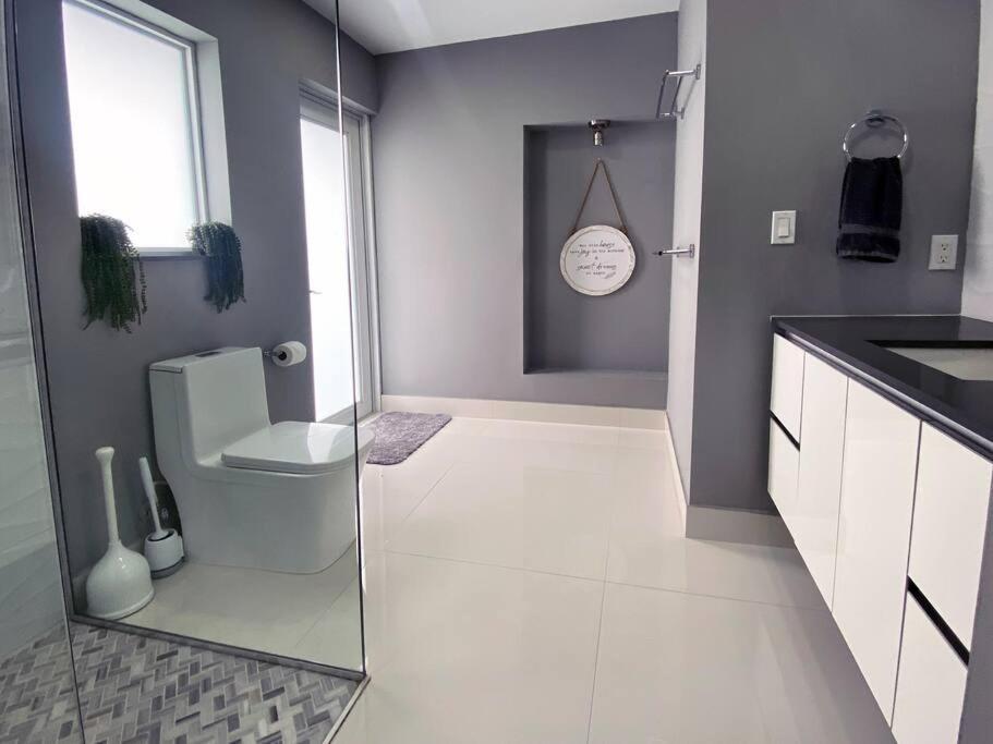 Vakantiehuis Luxurious With Bbq, Hot Tub, Heated Pool & Wifi - L36