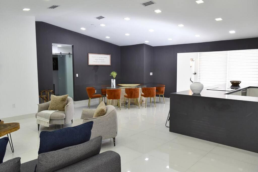 Luxurious With Bbq, Hot Tub, Heated Pool & Wifi - L36 Vakantiehuis