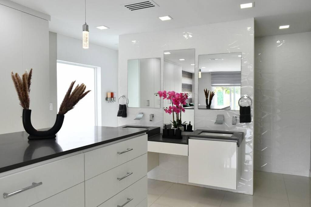 Vakantiehuis Luxurious With Bbq, Hot Tub, Heated Pool & Wifi - L36 Miami