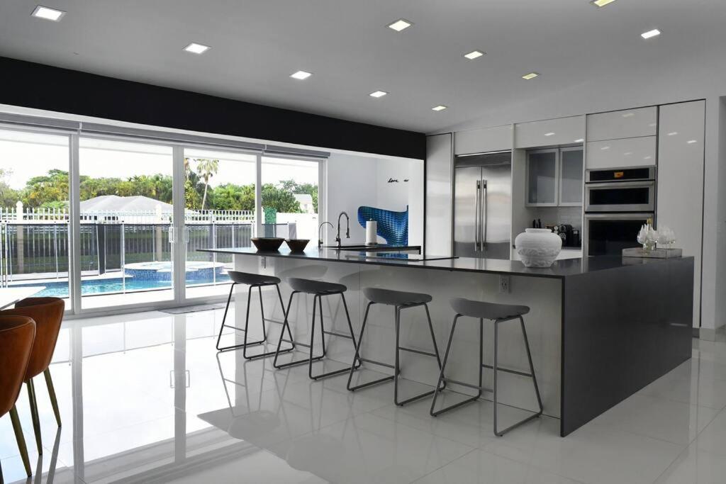 Luxurious With Bbq, Hot Tub, Heated Pool & Wifi - L36 Vakantiehuis Miami