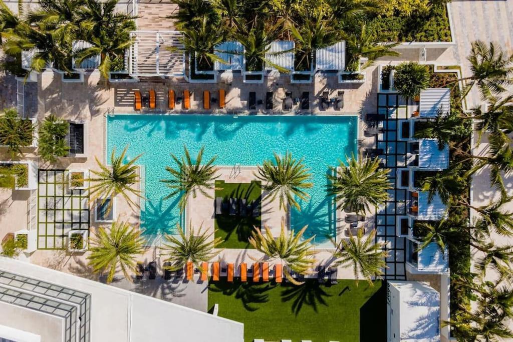 Brand New Upscale Luxury Designer Water Views Apartment *