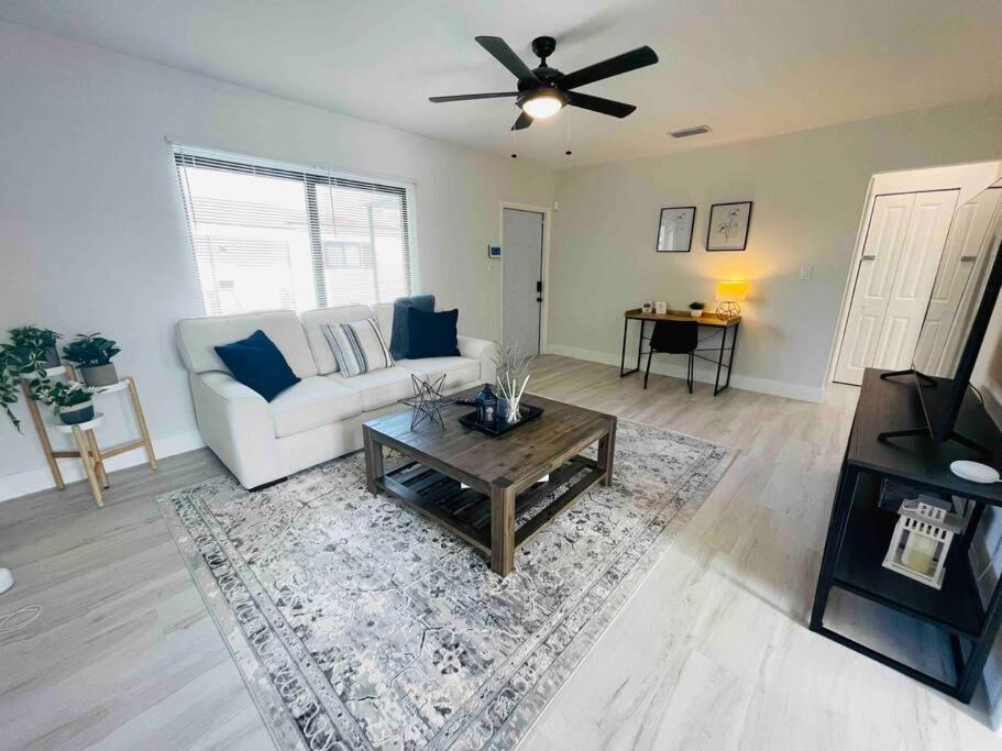 Charming 2 Bedroom Near Calle Ocho Kasey Center Downtown Beaches * Miami