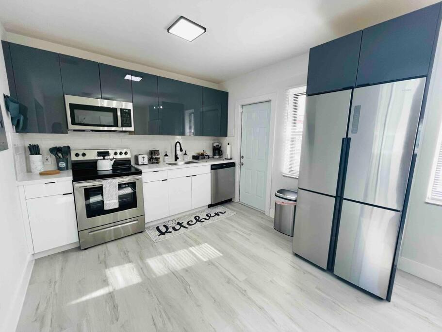 Holiday home Charming 2 Bedroom Near Calle Ocho Kasey Center Downtown Beaches *