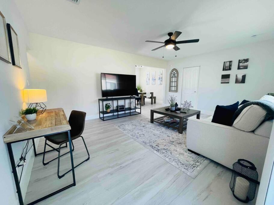 Charming 2 Bedroom Near Calle Ocho Kasey Center Downtown Beaches *
