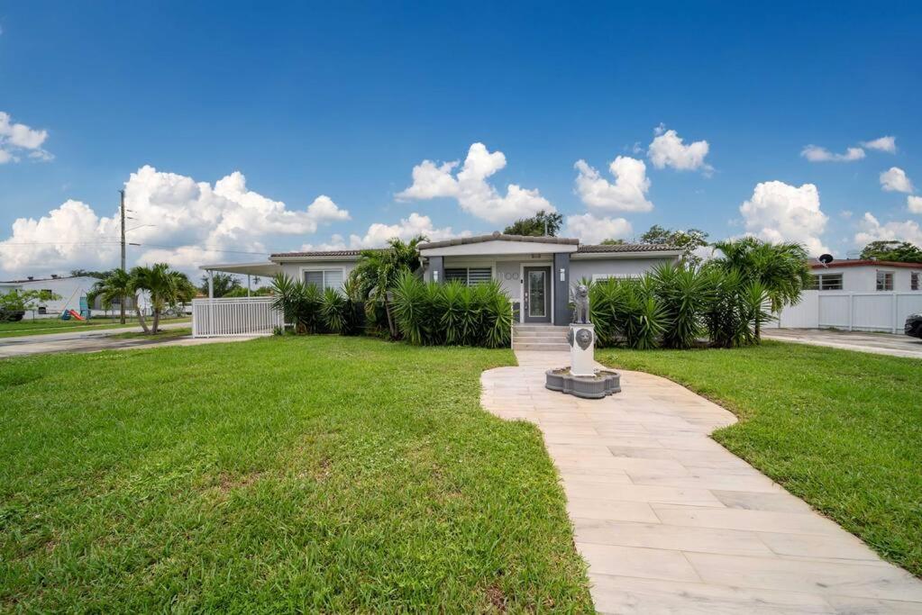 Sunny Retreat, 4br House With Private Pool, Family Friendly, Min From Airport & Beaches Holiday home Miami