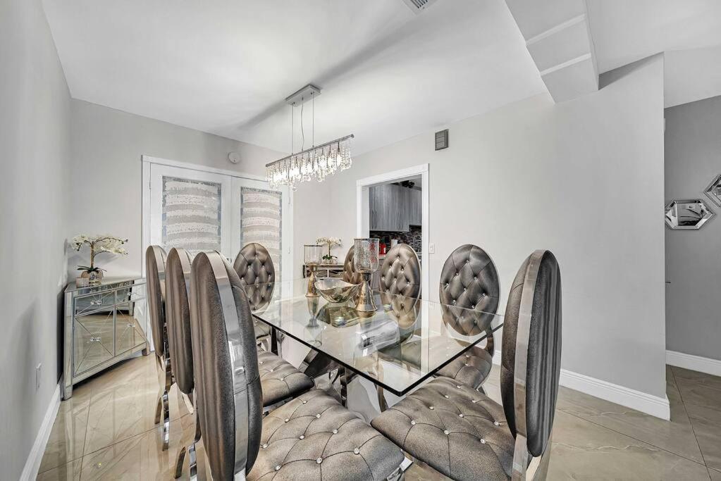 Sunny Retreat, 4br House With Private Pool, Family Friendly, Min From Airport & Beaches Holiday home
