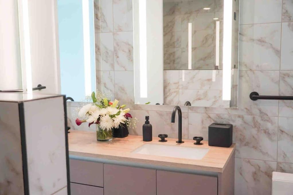 Apartment Brand New Upscale Luxury Designer Water Views