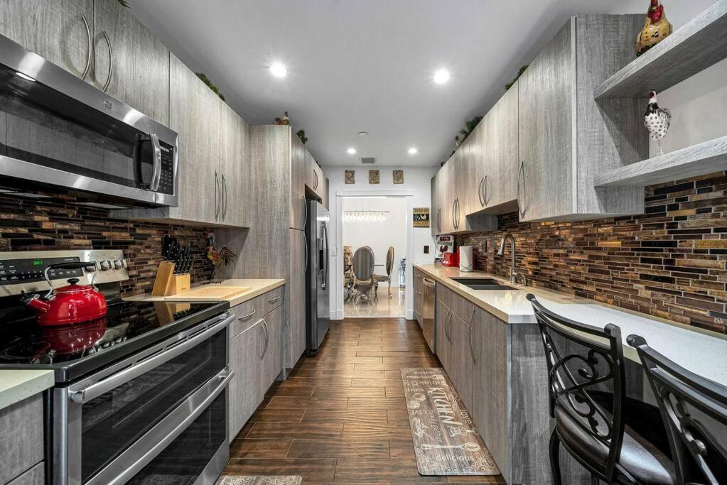 Sunny Retreat, 4br House With Private Pool, Family Friendly, Min From Airport & Beaches