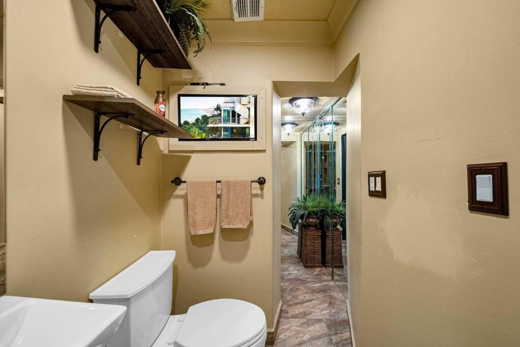 Sunny Retreat, 4br House With Private Pool, Family Friendly, Min From Airport & Beaches Holiday home Miami