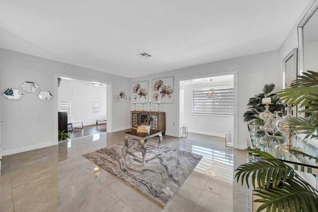 Sunny Retreat, 4br House With Private Pool, Family Friendly, Min From Airport & Beaches *