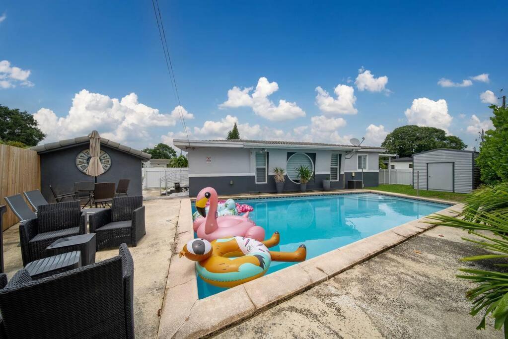 Sunny Retreat, 4br House With Private Pool, Family Friendly, Min From Airport & Beaches