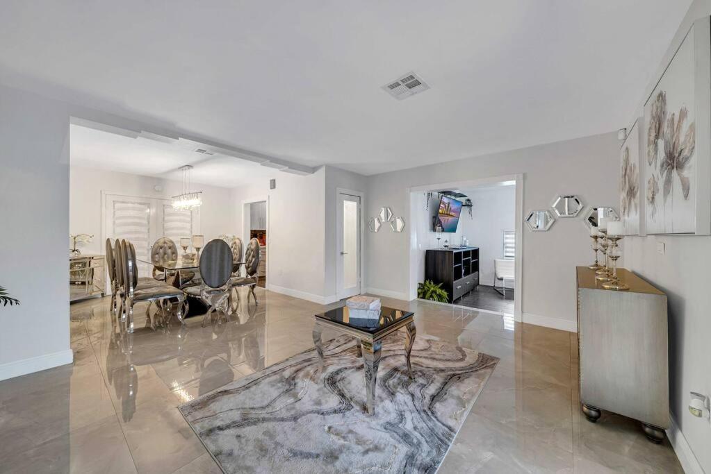 Sunny Retreat, 4br House With Private Pool, Family Friendly, Min From Airport & Beaches Holiday home Miami