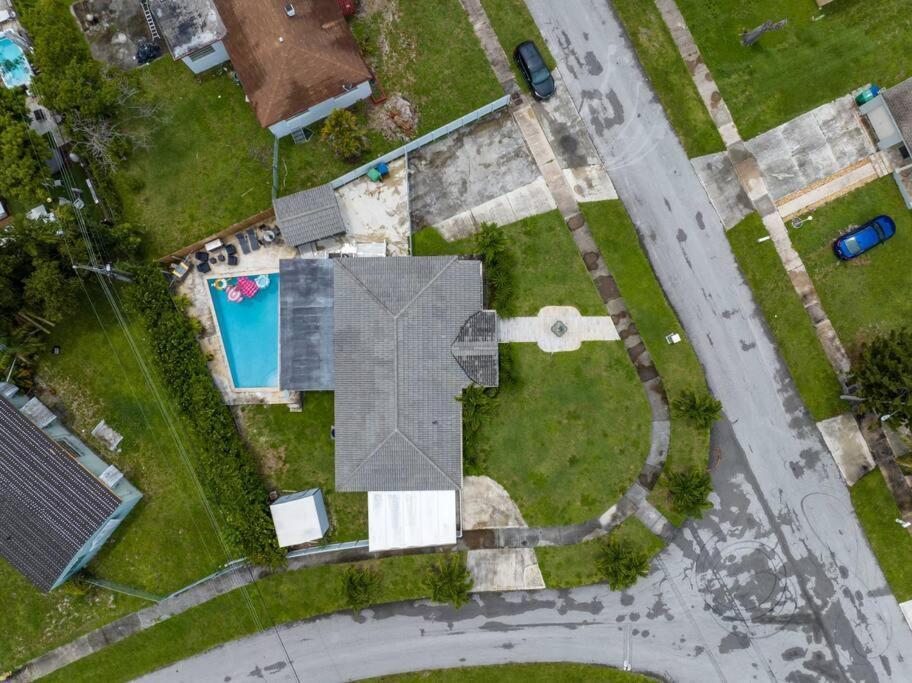 Sunny Retreat, 4br House With Private Pool, Family Friendly, Min From Airport & Beaches *