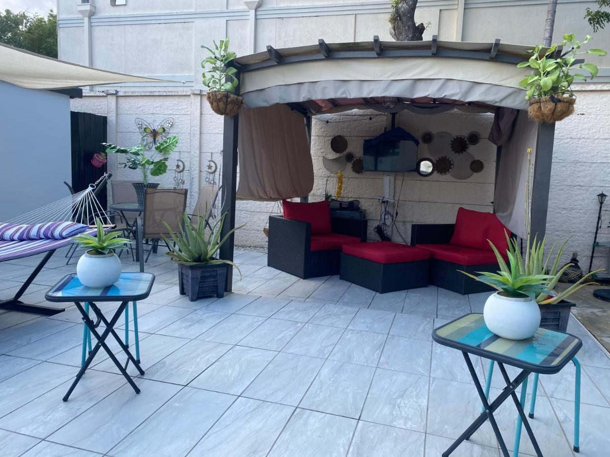 Tiny Place W Private Hot Jacuzzi 7 Min To International Airport Bed & Breakfast *