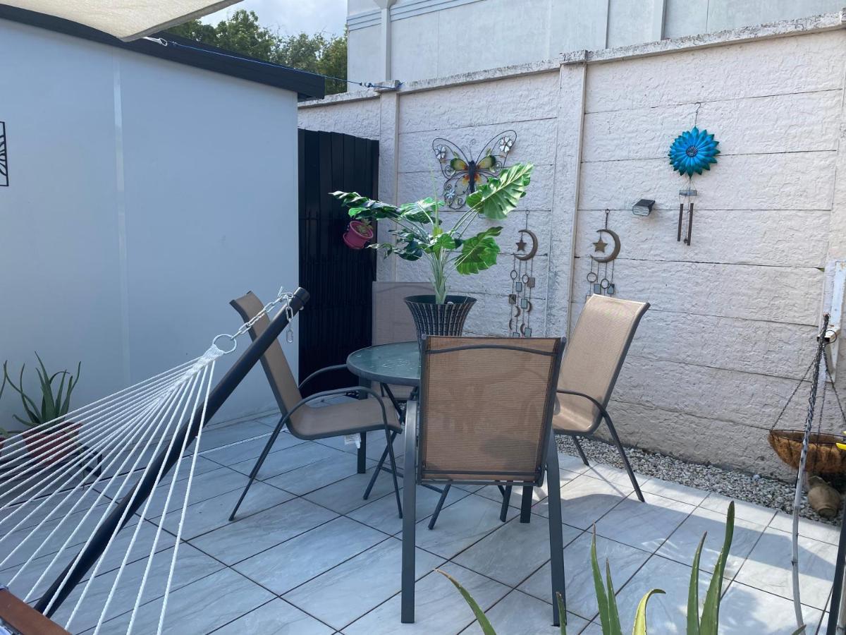 Bed & Breakfast Tiny Place W Private Hot Jacuzzi 7 Min To International Airport *