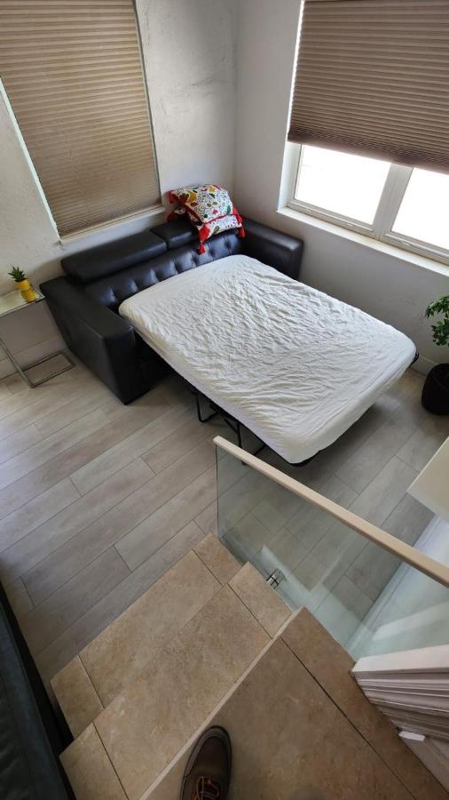 Comfortable Modern Apartment- Location. *