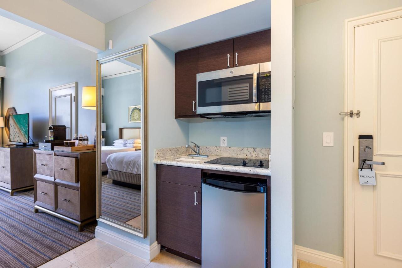 Lovely Deluxe Unit Located At Ritz Carlton - Key Biscayne! *