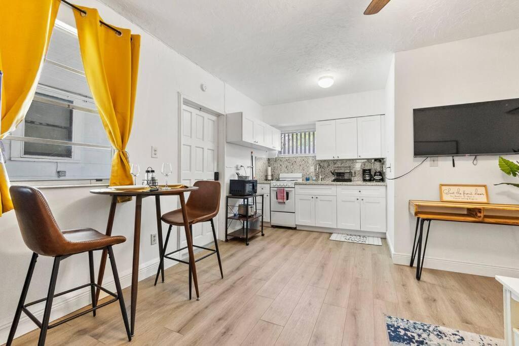 Villa Intimate Casita Mia Minutes Away From Airport, Calle 8, Brickell, Coral Gables, The And More!