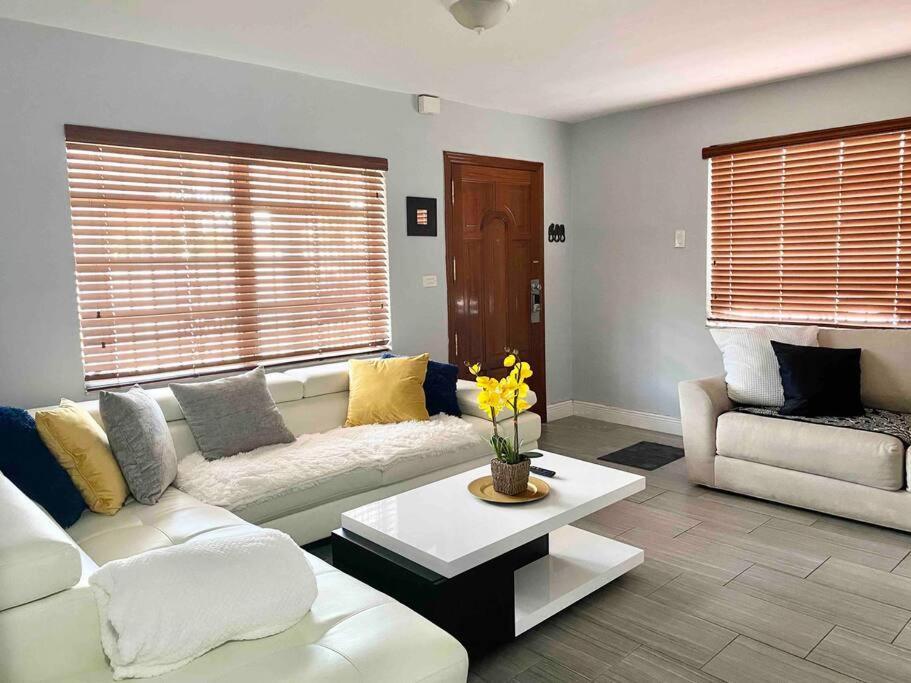 Vakantiehuis Great Location Downtown/airport/south *