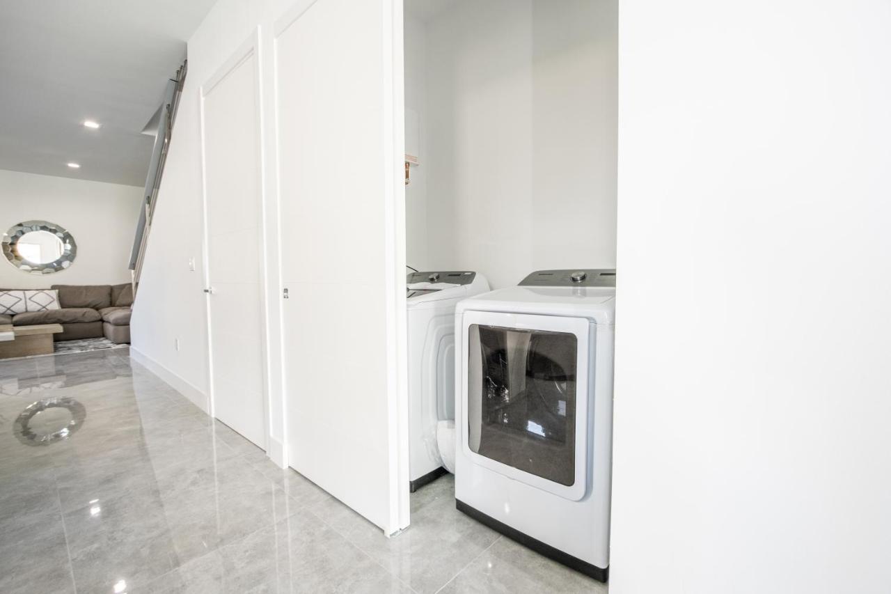 Modern 4-bedroom Townhouse With Pool! Holiday home