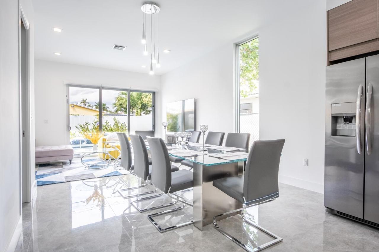 Holiday home Modern 4-bedroom Townhouse With Pool!