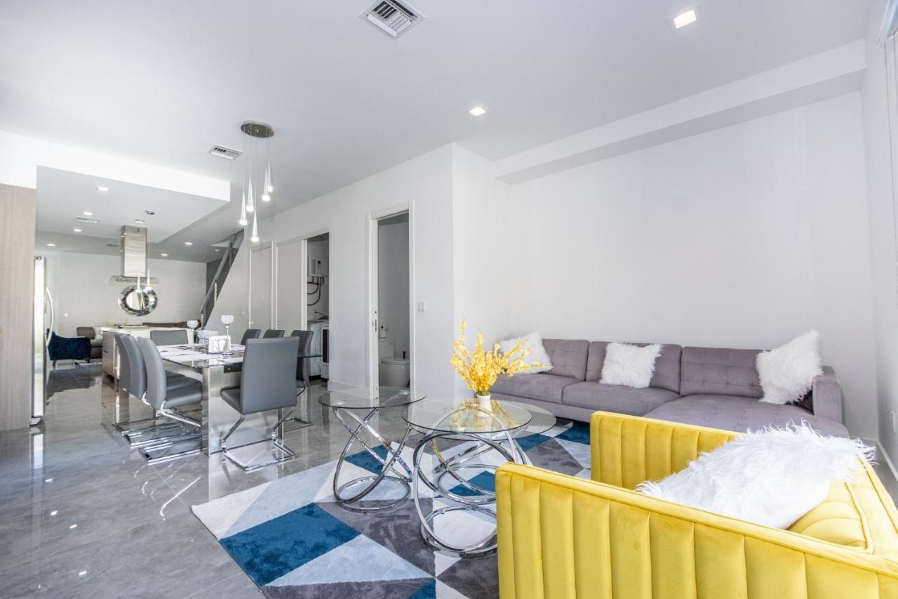 Modern 4-bedroom Townhouse With Pool!