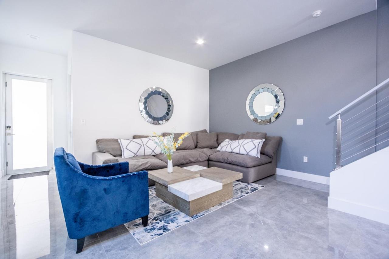 Modern 4-bedroom Townhouse With Pool! *