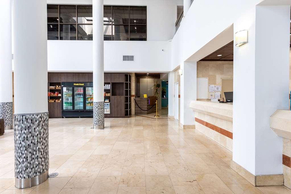 Hotel Regency Airport