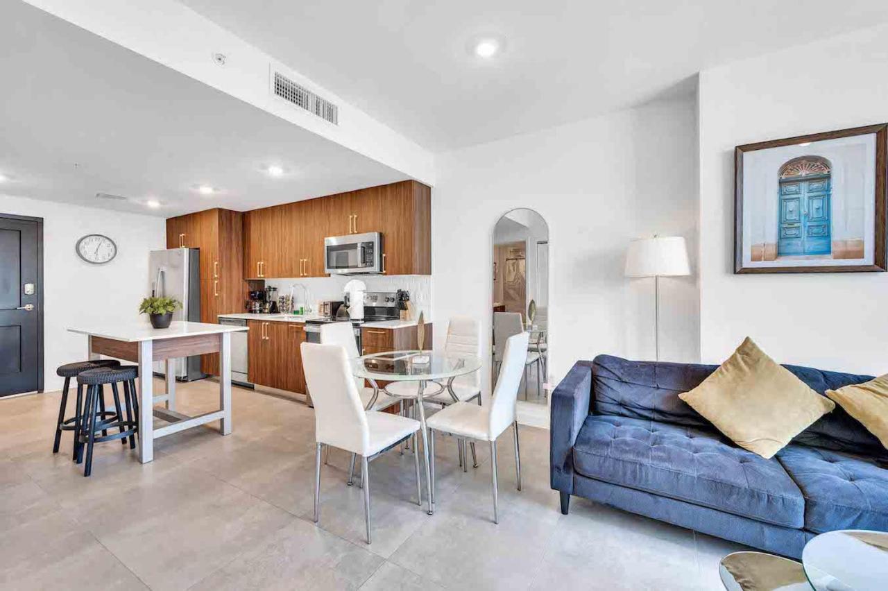Wonderful Unit In Downtown With Free Parking