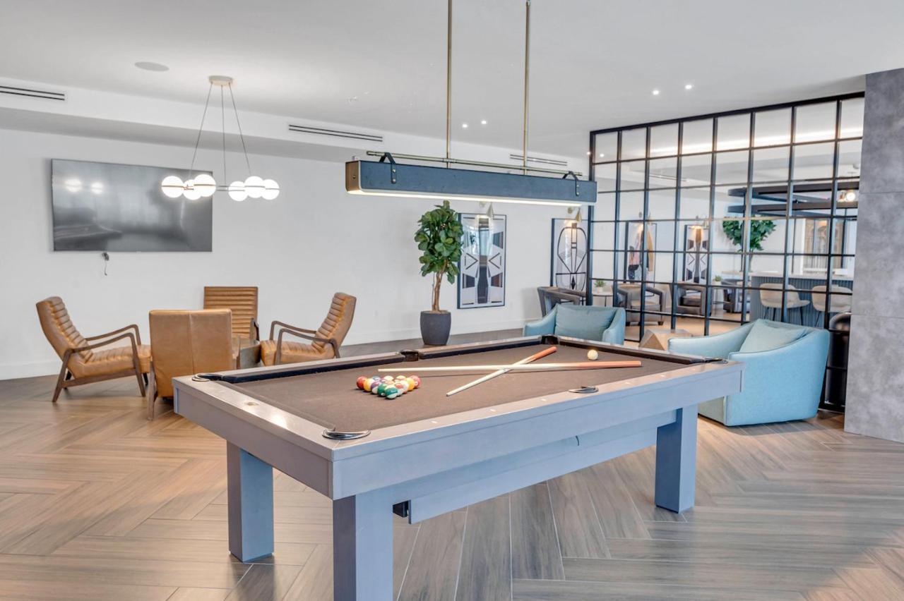Wonderful Unit In Downtown With Free Parking Appartement *