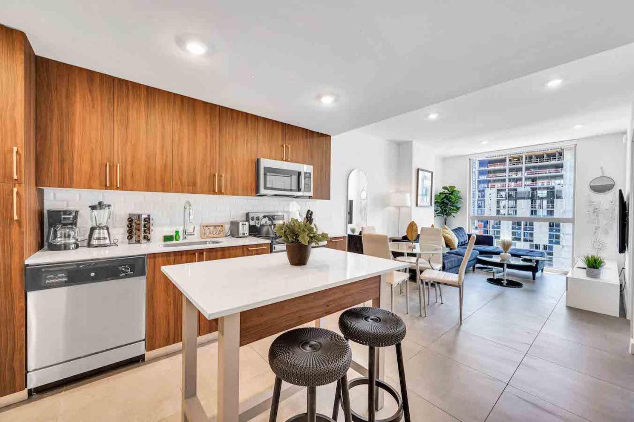 Wonderful Unit In Downtown With Free Parking Appartement *