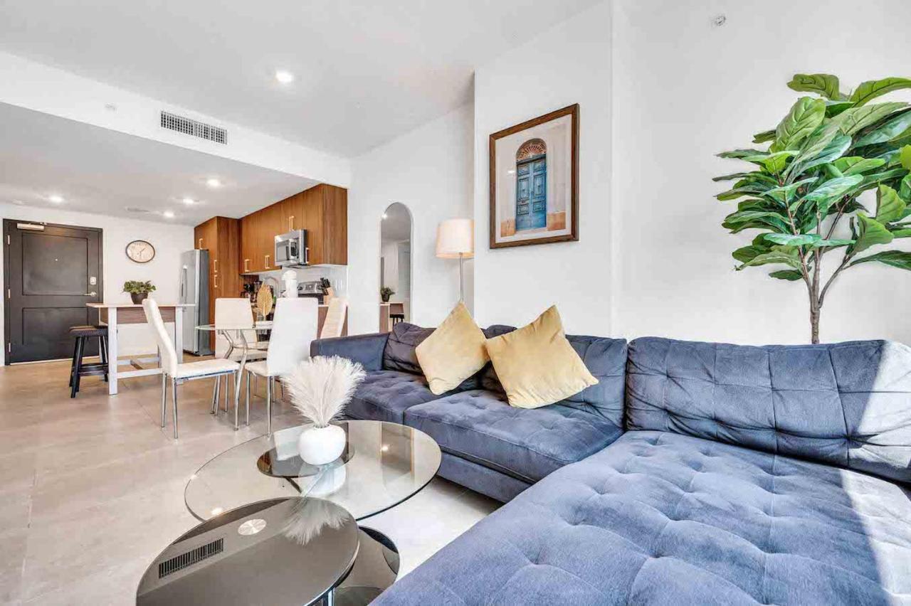 Wonderful Unit In Downtown With Free Parking Appartement *