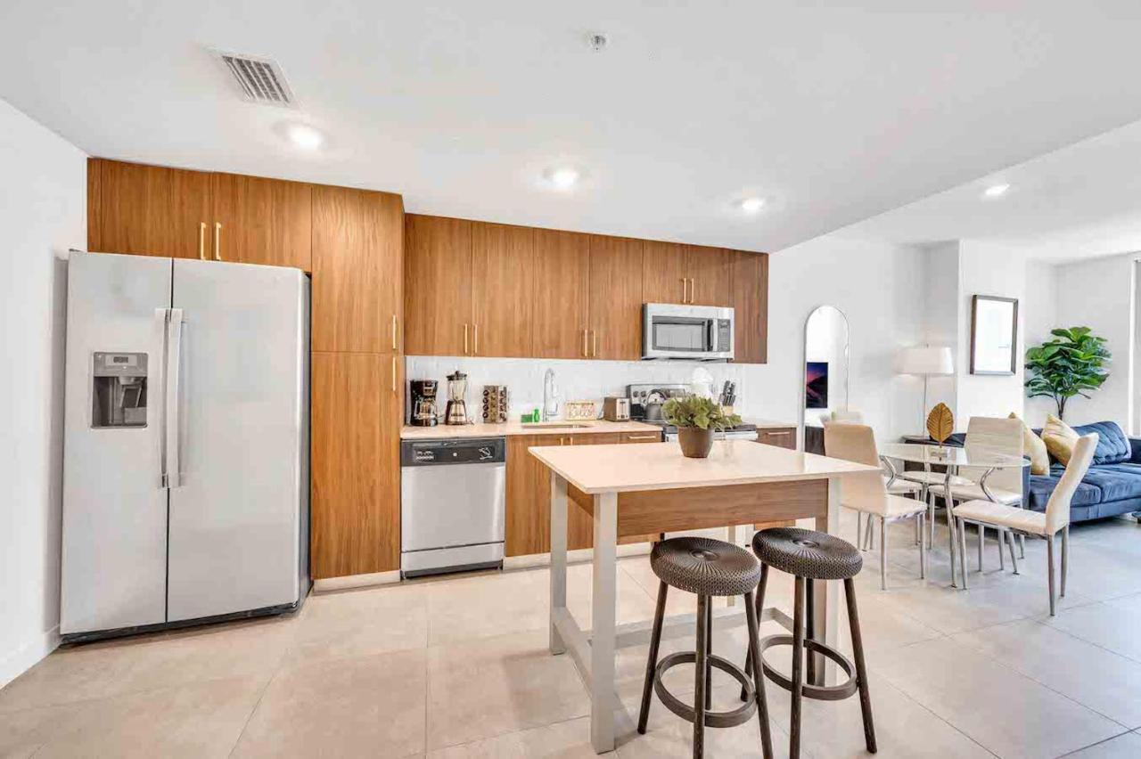 Wonderful Unit In Downtown With Free Parking Appartement *