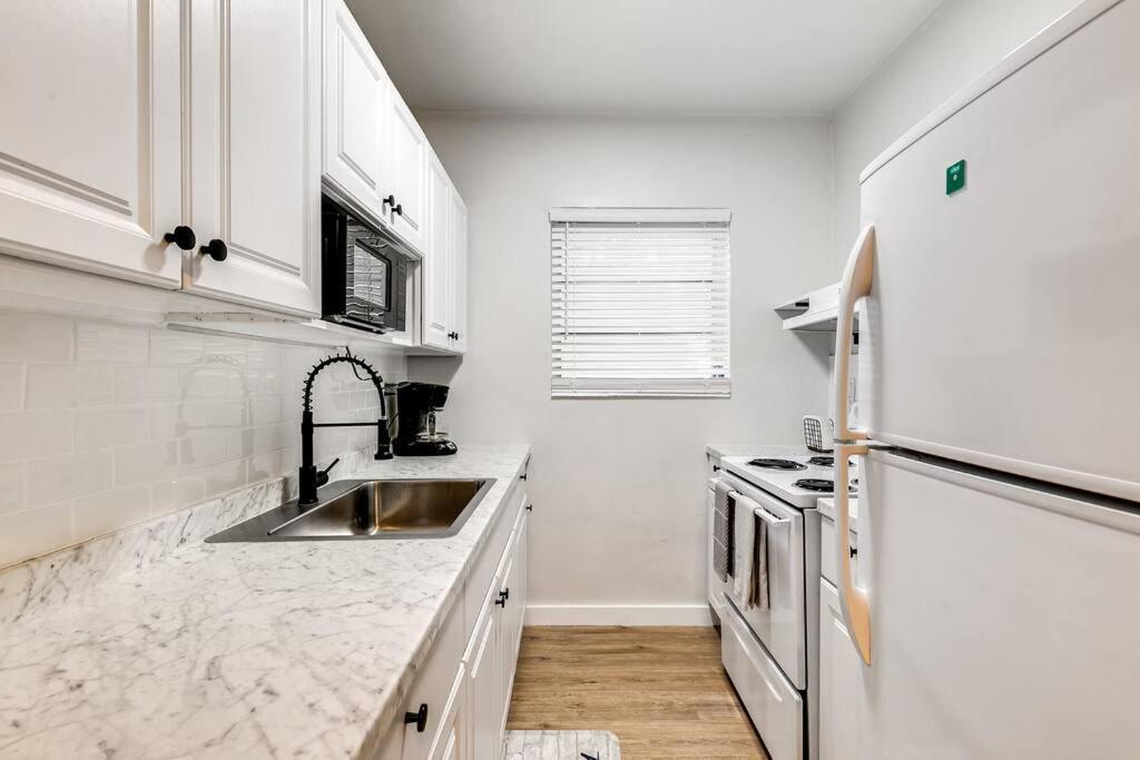 Spacious 2 Bedroom Near Airport Virg 5 Apartment