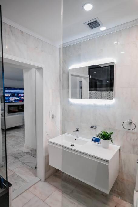 Exquisite Luxe 3 Bed With Hot Tub! Villa *