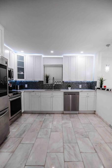 Exquisite Luxe 3 Bed With Hot Tub! Villa *