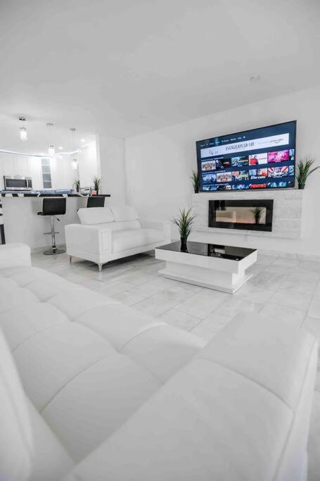 Villa Exquisite Luxe 3 Bed With Hot Tub!
