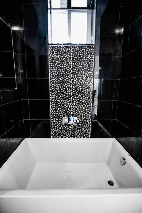 Exquisite Luxe 3 Bed With Hot Tub! Villa