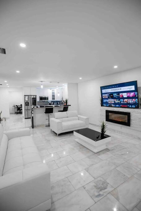 Exquisite Luxe 3 Bed With Hot Tub!