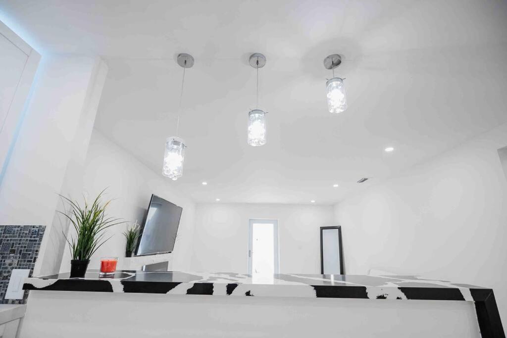 Exquisite Luxe 3 Bed With Hot Tub! Villa *
