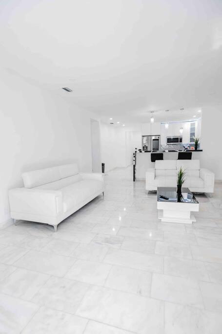 Exquisite Luxe 3 Bed With Hot Tub! Villa