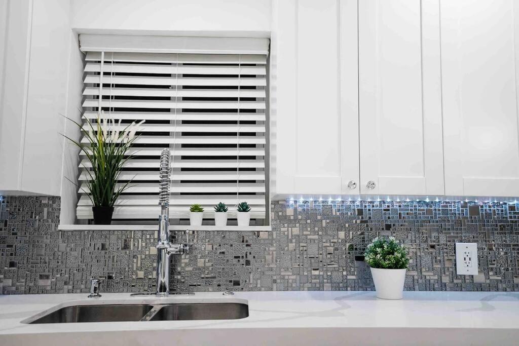 Exquisite Luxe 3 Bed With Hot Tub! *