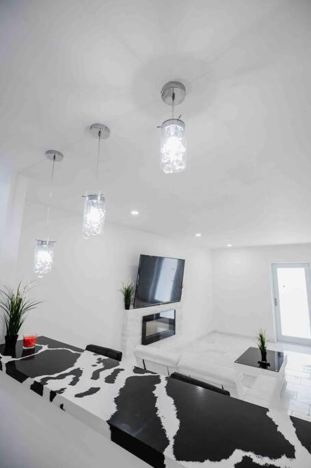 Exquisite Luxe 3 Bed With Hot Tub! Villa *