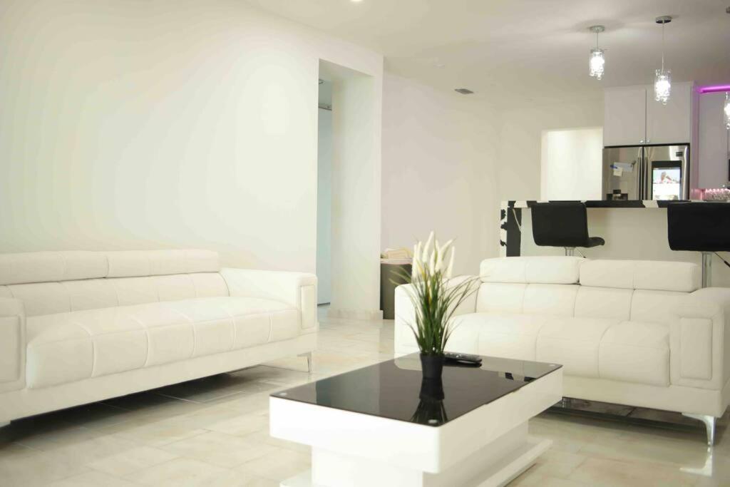 Exquisite Luxe 3 Bed With Hot Tub! Villa *