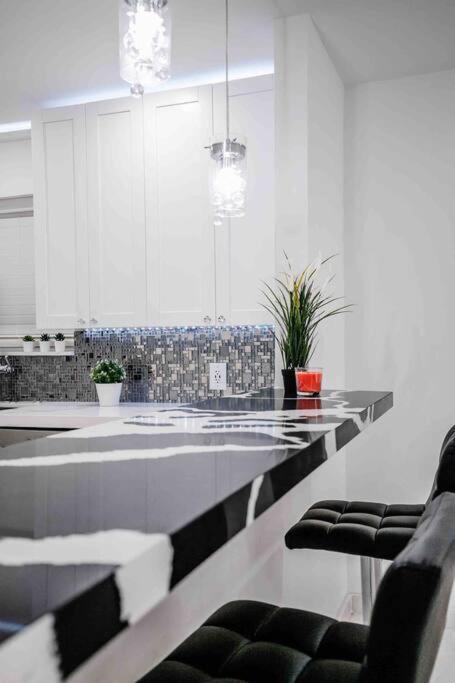 Exquisite Luxe 3 Bed With Hot Tub! Villa *
