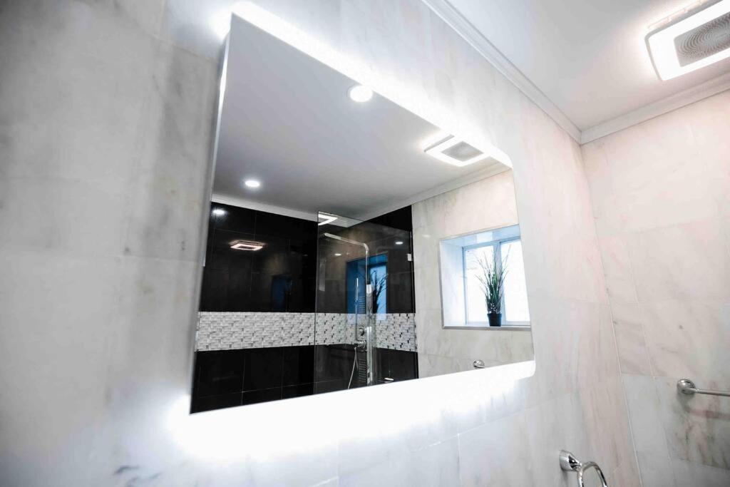 Exquisite Luxe 3 Bed With Hot Tub! *