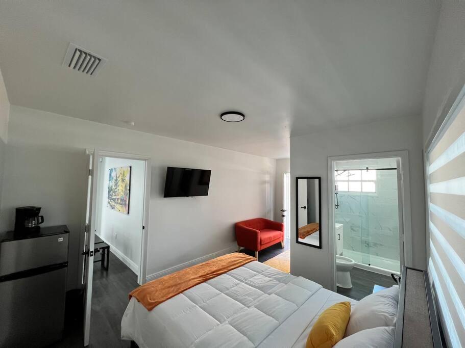 Stylish 3/2 Centrally Located! Apartment *