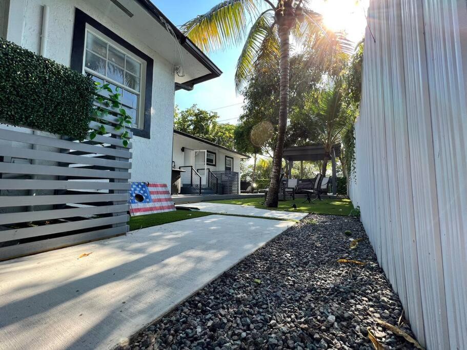 Stylish 3/2 Centrally Located! Apartment *