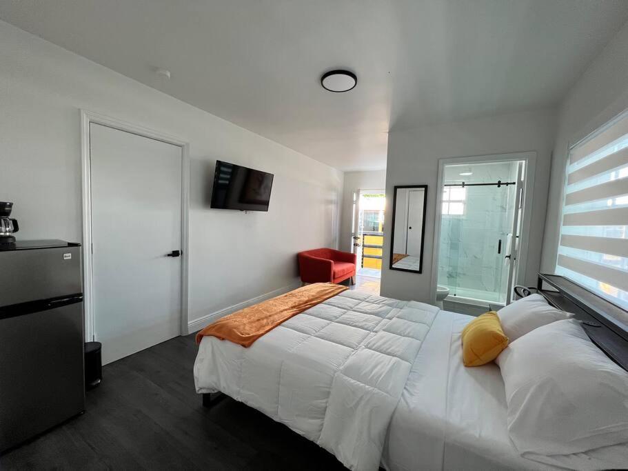 Stylish 3/2 Centrally Located! Apartment *